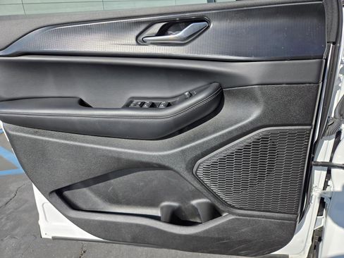 Used 2025 Jeep Grand Cherokee Laredo X image 20