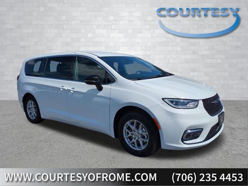 Used 2025 Chrysler Pacifica Select image 1