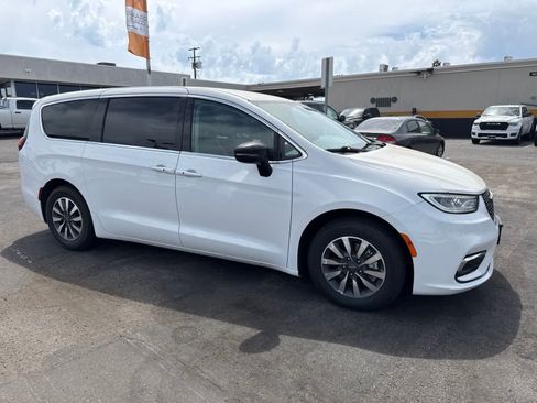 Used 2024 Chrysler Pacifica Limited FWD image 9