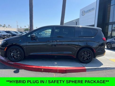 Used 2023 Chrysler Pacifica Touring-L w/ Uconnect Theater Family Group FWD image 2
