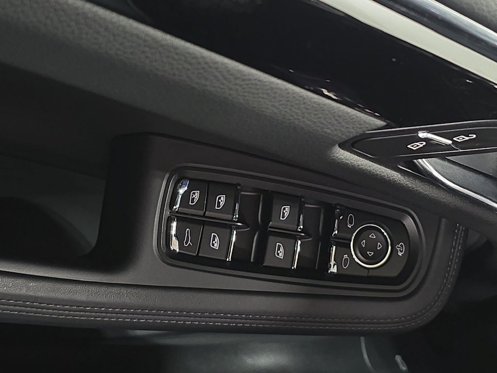 Certified 2026 Porsche Macan AWD/4WD image 21