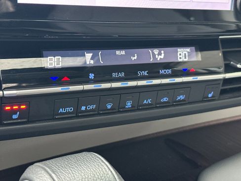 Used 2024 Toyota Sienna XLE image 21