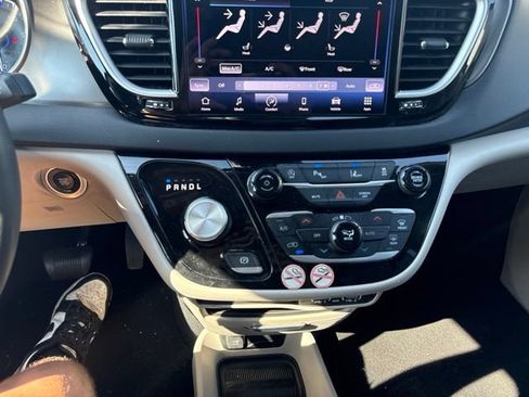 Used 2023 Chrysler Pacifica Touring-L FWD image 15