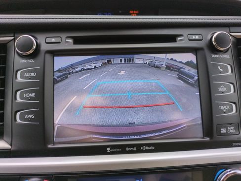 Used 2019 Toyota Highlander XLE FWD image 24