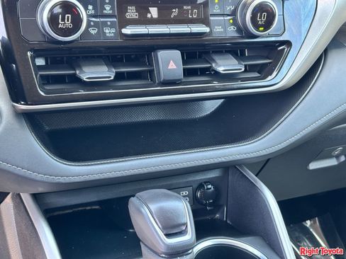 Used 2025 Toyota Highlander LE FWD image 29