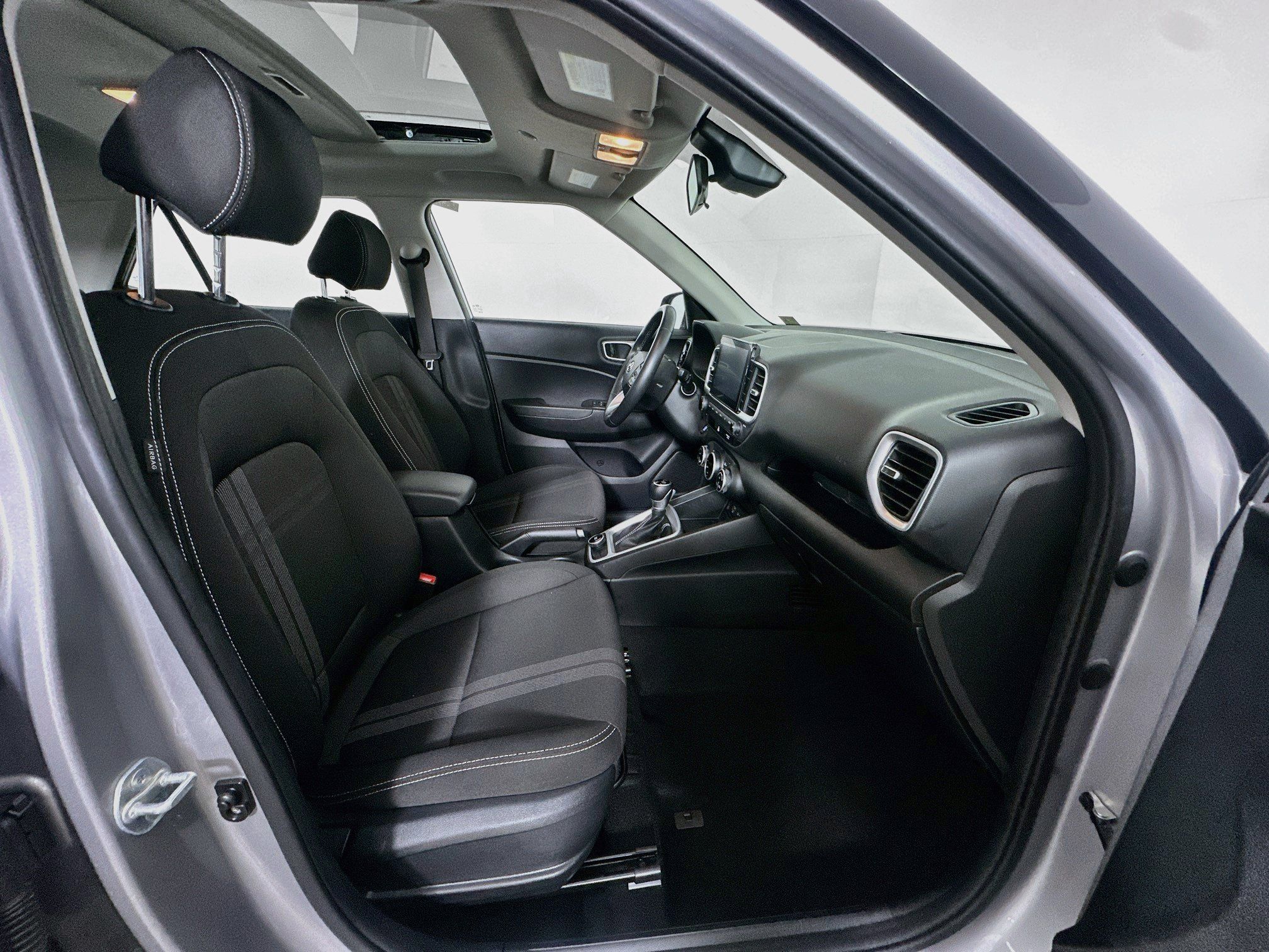 Used 2025 Hyundai Venue SEL FWD image 30