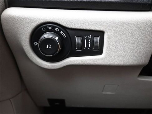 Used 2017 Chrysler Pacifica Touring-L image 27