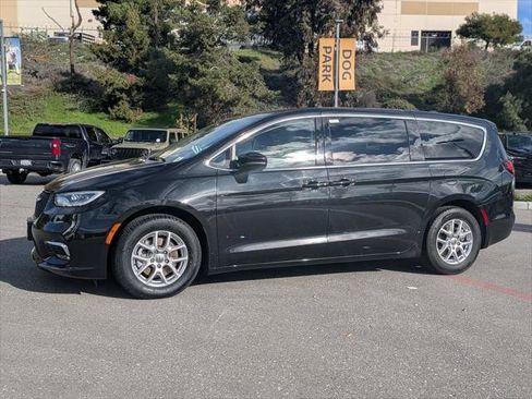 Certified 2023 Chrysler Pacifica Touring-L image 2