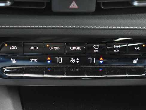 Used 2023 Buick Envision Essence w/ Sport Touring Package AWD/4WD image 31