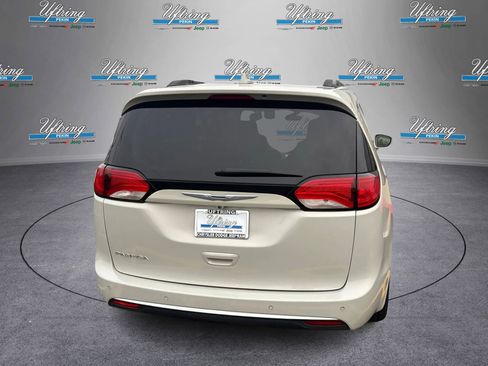 Used 2017 Chrysler Pacifica Touring-L image 4