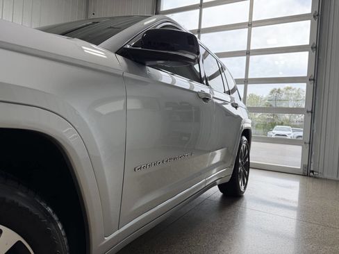 Used 2022 Jeep Grand Cherokee Overland AWD/4WD image 40