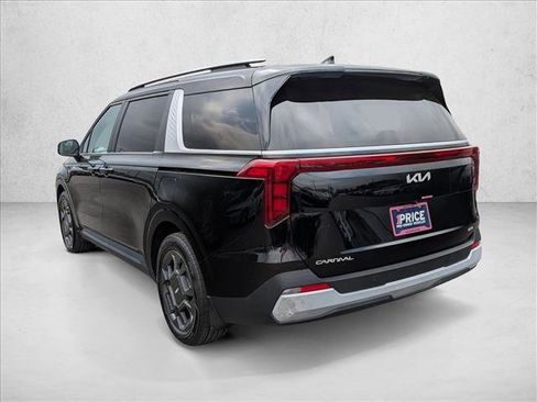 Used 2025 Kia Carnival EX image 8