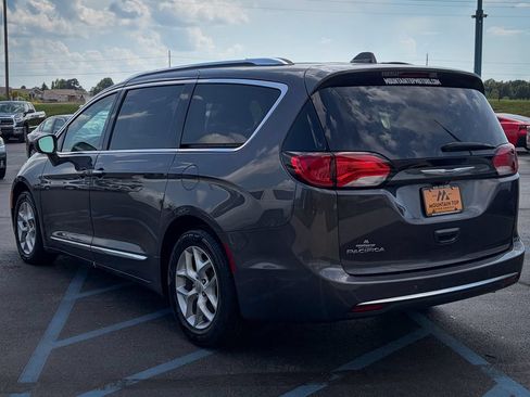 Used 2019 Chrysler Pacifica Touring-L Plus w/ Advanced Safetytec Group FWD image 5