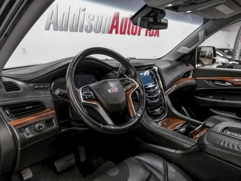 Used 2018 Cadillac Escalade Luxury image 4