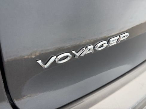 Used 2023 Chrysler Voyager LX FWD image 10