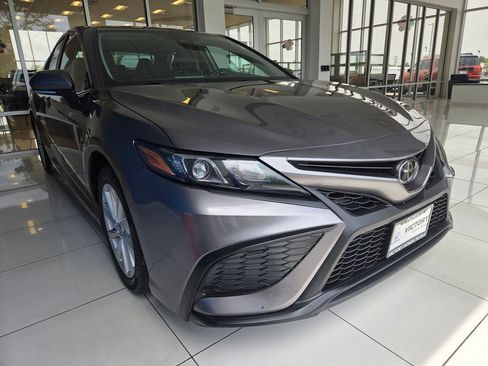 Used 2024 Toyota Camry SE FWD image 3