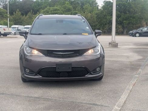 Used 2020 Chrysler Pacifica Touring-L FWD image 8
