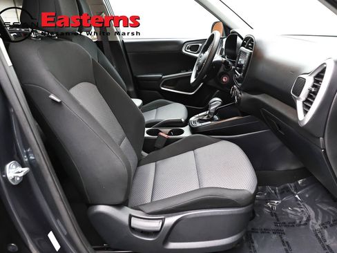 Used 2025 Kia Soul LX w/ LX Technology Package image 23