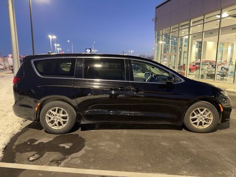 Used 2024 Chrysler Pacifica Touring-L image 2