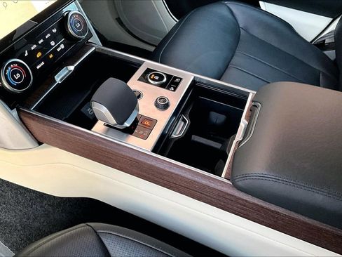 Used 2023 Land Rover Range Rover Long Wheelbase SE image 17