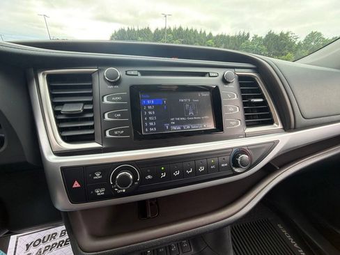 Used 2019 Toyota Highlander LE AWD/4WD image 20