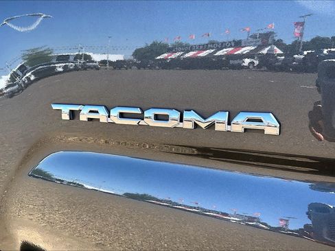Used 2017 Toyota Tacoma SR5 AWD/4WD image 30