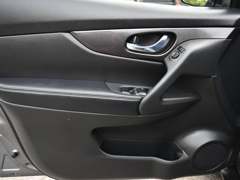 Used 2019 Nissan Rogue SV AWD/4WD image 17