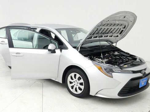 Used 2025 Toyota Corolla LE FWD image 9