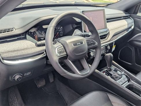 Used 2024 Jeep Compass Latitude image 10