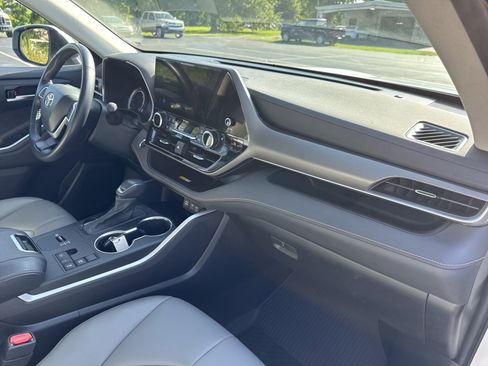 Used 2023 Toyota Highlander Bronze Edition image 36