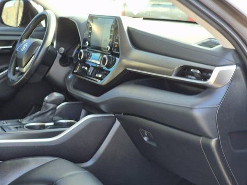 Used 2022 Toyota Highlander XLE image 24
