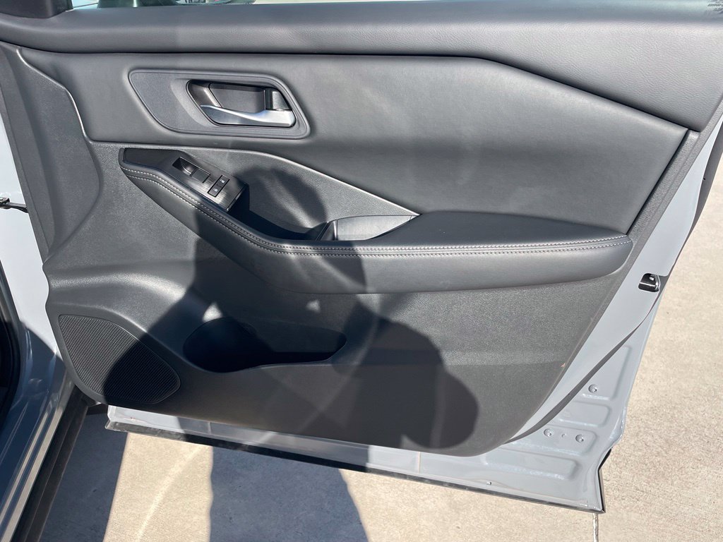 Certified 2026 Nissan Rogue SV FWD image 27