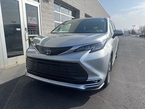 Certified 2023 Toyota Sienna XLE image 2