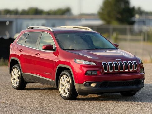 Used 2017 Jeep Cherokee Latitude w/ Comfort & Sound Group FWD image 1