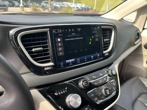 Used 2023 Chrysler Pacifica Touring-L FWD image 23