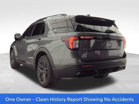 Used 2025 Ford Explorer ST-Line w/ ST-Line Street Pack image 2