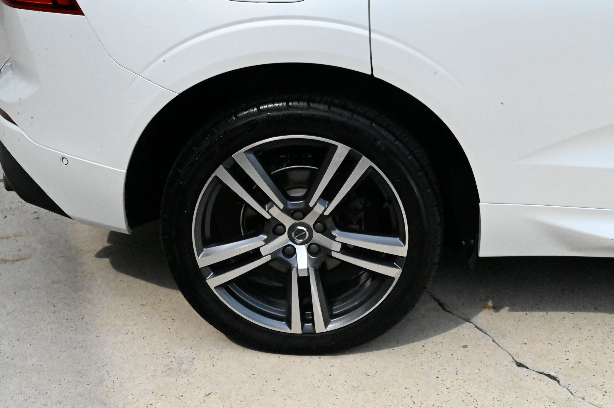 Used 2019 Volvo XC60 T5 Momentum w/ Multimedia Package AWD/4WD image 11