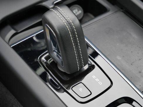 Used 2022 Volvo XC60 B6 R-Design w/ Advanced Package image 25