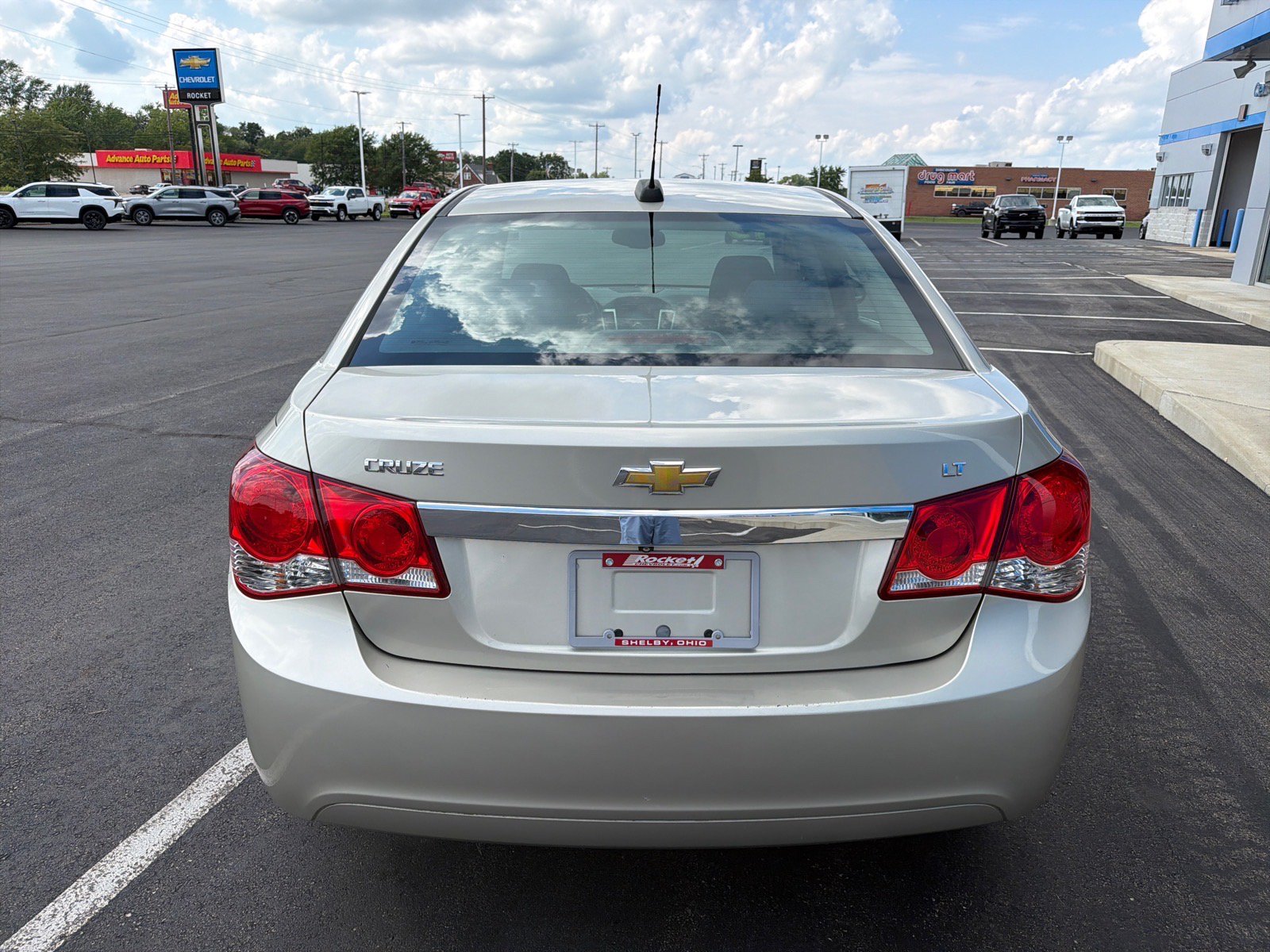 Used 2015 Chevrolet Cruze LT w/ Technology Package FWD image 4
