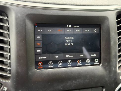 Used 2021 Jeep Cherokee Latitude Plus AWD/4WD image 17
