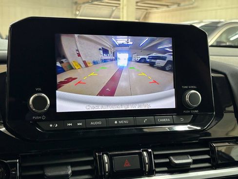 Used 2025 Nissan Pathfinder SV FWD image 25