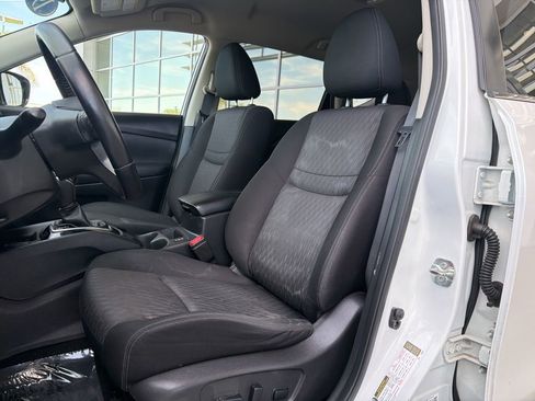 Used 2019 Nissan Rogue SV w/ Premium Package FWD image 9