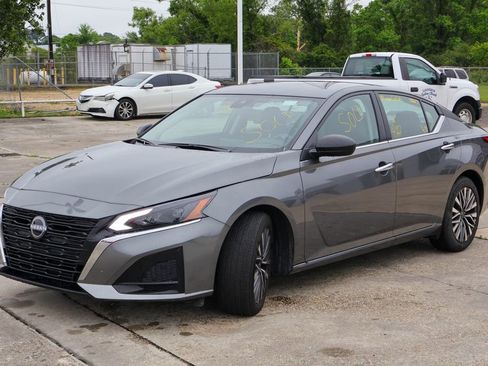 Used 2025 Nissan Altima 2.5 SV FWD image 23