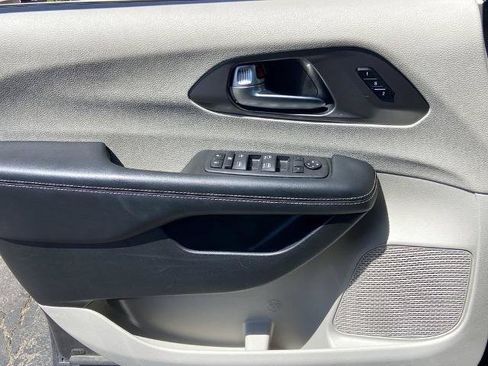 Used 2023 Chrysler Pacifica Touring-L FWD image 15