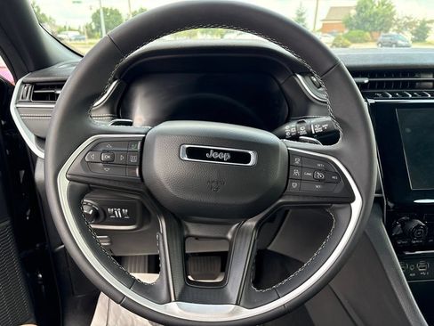 Used 2025 Jeep Grand Cherokee Laredo AWD/4WD image 26