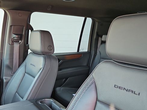 Used 2025 GMC Yukon XL Denali AWD/4WD image 9