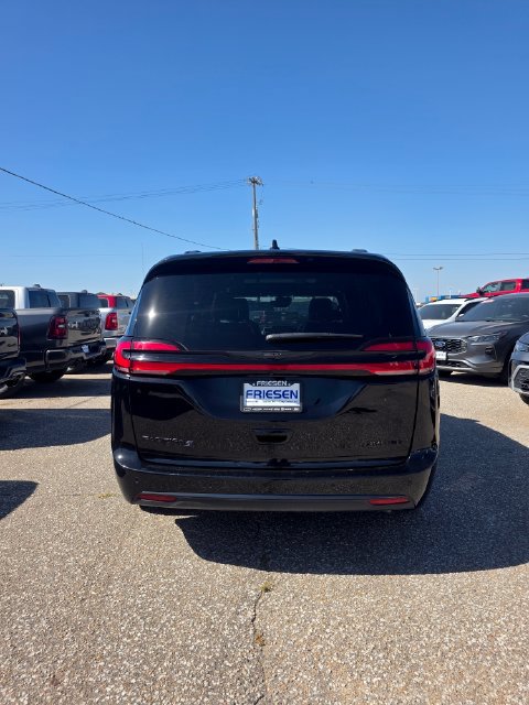 Used 2025 Chrysler Pacifica Limited FWD image 7