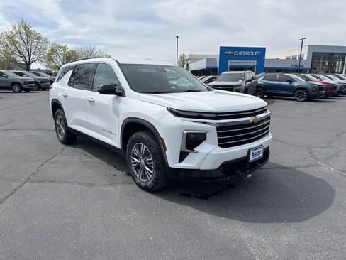 Used 2026 Chevrolet Traverse LT image 1