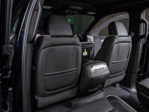Used 2026 Cadillac Escalade ESV Sport w/ LPO, ONYX Package AWD/4WD image 32
