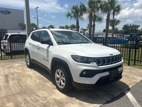 Used 2024 Jeep Compass Latitude AWD/4WD image 1